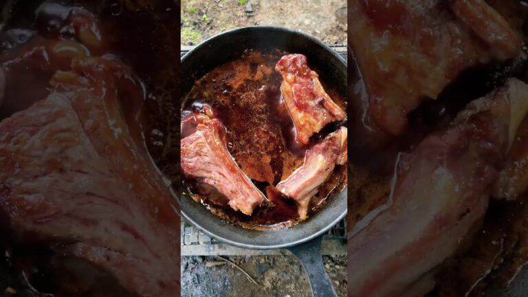 【キャンプ飯】焼くだけ簡単なスペアリブ【シンプルに旨い】 #shorts #short #キャンプ飯 #スペアリブ #スキレット