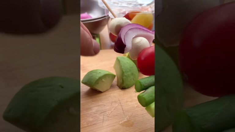 モッツァレラの串に刺したサラダ、ジェノベーゼソースで。#shorts #camping #cooking