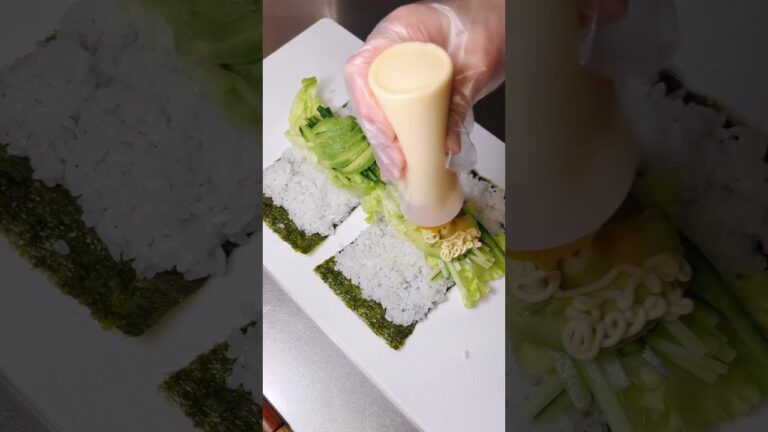 不器用さんでも作れる 巻き簀なしで綺麗に作れる野菜たっぷりサラダ巻き寿司弁当#shorts #簡単レシピ #japanesefood  #おにぎり #お弁当 #おすすめ #簡単レシピ #節約