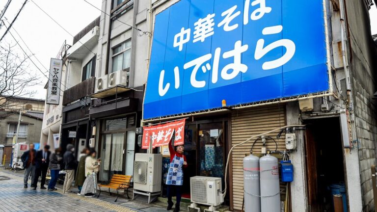 ガンに打ち勝った鉄人店主のラーメン。父と娘の二人三脚で守るラーメン食堂に密着！