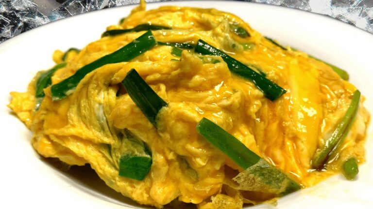 ご飯の上の豚バラの上のニラ玉を食べるもうひとつぐらいウエノ男