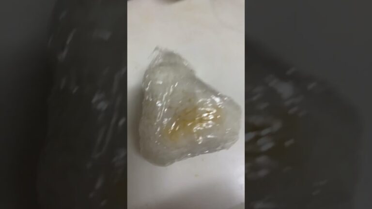 ちょっと温めた卵かけご飯の卵を　　　　おにぎり🍙に！もうちょい火を通して醤油ももうちょい多めが良いなぁ。おにぎりって思ったよりも味がしないからね。コンビニなるほど🧐勉強なる📖