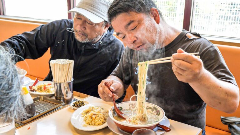 凄まじい爆食いアニキ達が殺到する地域最安値のコスパ最強ラーメン屋に密着丨Egg Fried Rice - Wok Skills In Japan