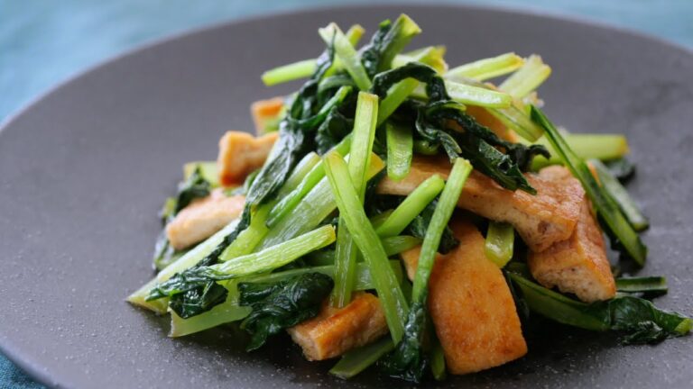 【おかずはこんなんでいい♡小松菜とお揚げさんのさっと煮】「出汁無しでも旨い♪」油揚げがいい出汁を出します。「まるめし」 | komatsuna and Fried tofu Side Dish