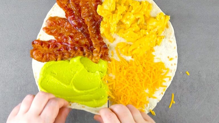 真ん中から一本切り目を入れて折りたたむ　8つの簡単なトルティーヤラップはどんな食欲も満足