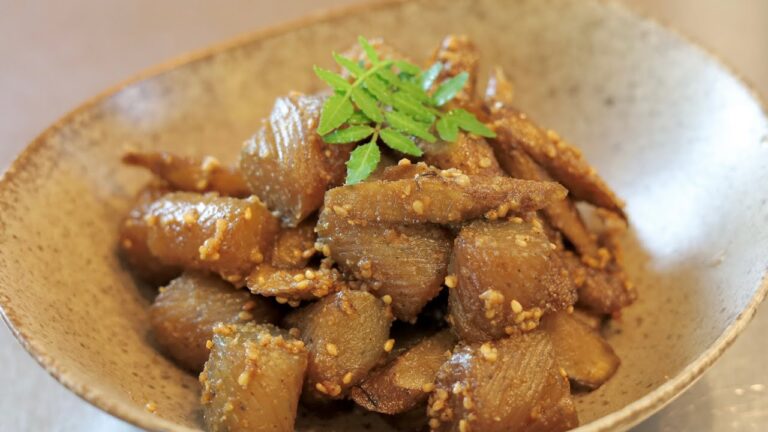 【ごぼうとこんにゃくの甘辛ごま和え】 ほんのり甘辛い煮汁と香ばしいすりごまのコクが絶品！