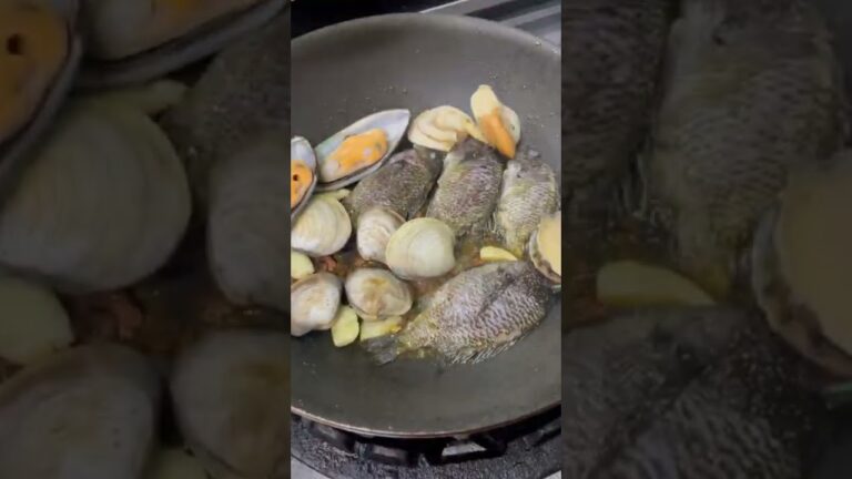 フライパンでいただく熱々アクアパッツァ#shorts #アクアパッツァ #魚料理