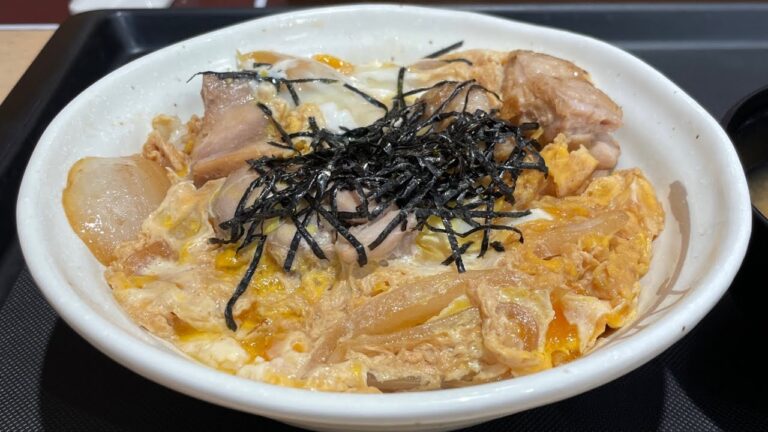 松屋の「親子丼（590円）」を紹介