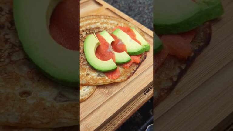 業務スーパー　もっちりクレープアレンジ　　アボガドとスモークサーモンサラダ🍴