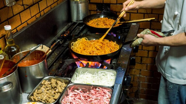 ジブリのような雰囲気で最高のナポリタン。創業半世紀以上経つ今も変わらないレトロ喫茶