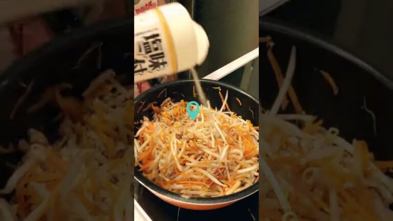 🍳豚ひき肉で一品★にんじん、もやしチョチョっと炒めるだけ😉【不器用な私が作る簡単で美味しい料理編】#shorts