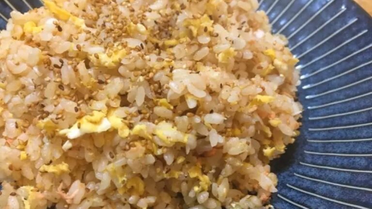 ごまとにんにくが香る鮭チャーハンの作り方