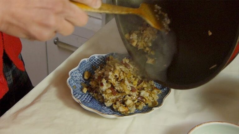『中西の昼食』〜“生ハムとまいたけの焼き飯”と、甘辛玉ねぎスープ〜焼き飯に細かくきざんだ生ハム、かなりいいです！おいしいです！