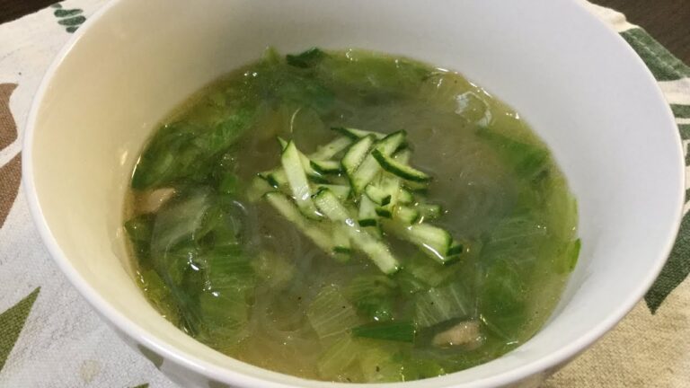 春雨レタスの中華スープの作り方教えます❤️生姜をごま油で炒めて香りを出しましょう😋