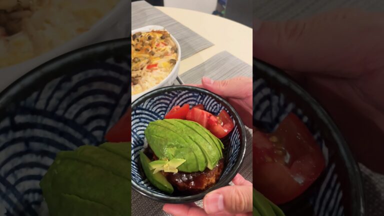 ハンバーグアボカド丼と豆腐グラタンな晩ごはん。#男子ご飯 #料理男子 #料理勉強中 #おうちごはん #クッキングラム #自炊男子 #よるごはん日記 #暮らしを楽しむ