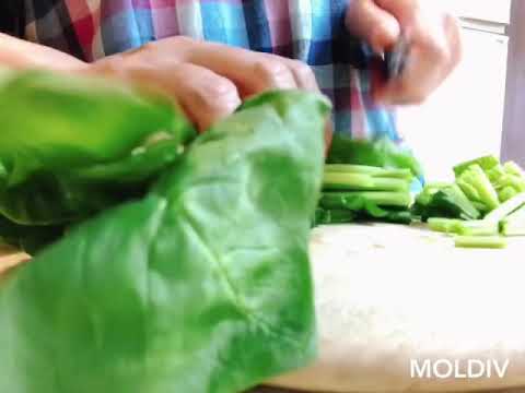味噌汁を作ろうと思い、ほうれん草を切っている動画
