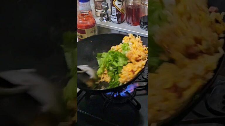 見よ！おうちでプロが教える炒飯！ピリ辛レタスチャーハンの極意。