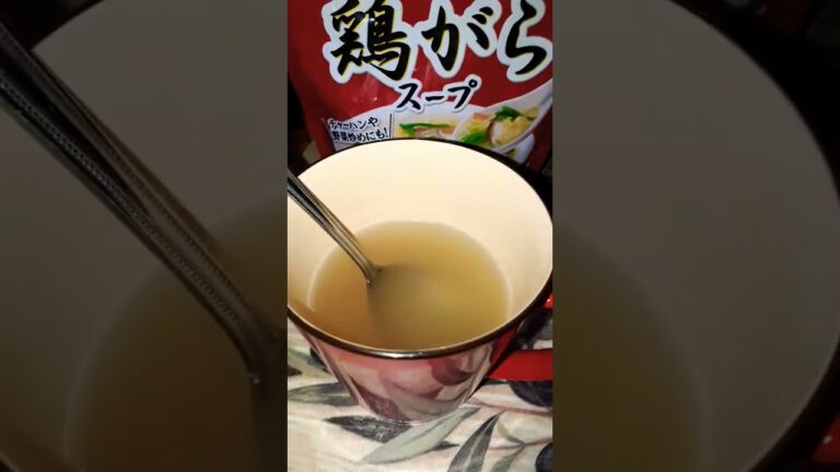 超簡単🍥中華スープ🍥(鶏ガラスープ素を湯で溶かすだけ。)(油を少し入れても美味しい)