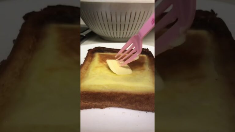 ハニーバターチーズトースト食べる。 #shorts #トースト #toast #蜂蜜 #はちみつ #honey #バター #butter #チーズ #cheese