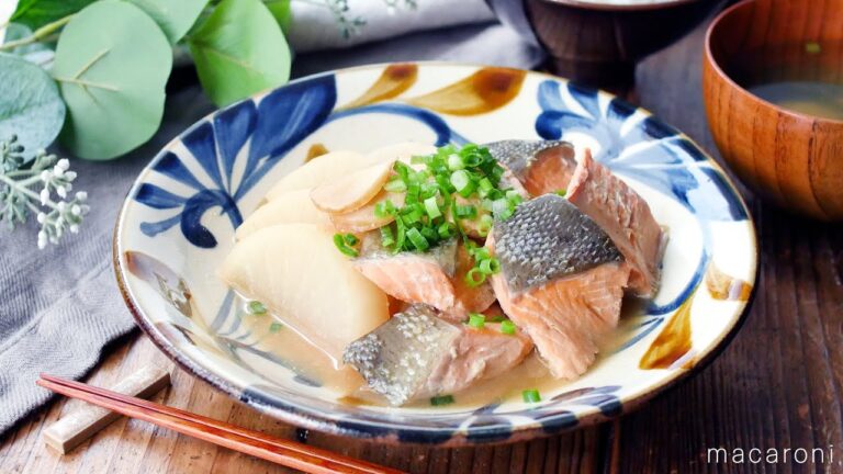 【鮭大根】体も温まる♪煮込むだけ簡単レシピ！｜macaroni（マカロニ）