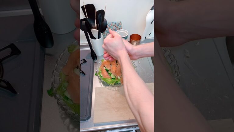 我が家の主食はサラダ！今日はスモークサーモンサラダ♪ドレッシングも使わずレモンを常備。#Shorts
