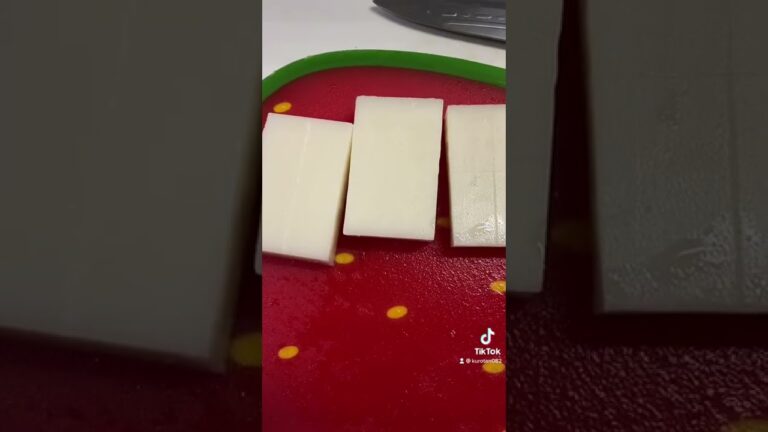 つくねの餅入り鶏ひき肉豚ひき肉合わせて500グラム玉ねぎ2／1個大葉10枚切り餅1個片栗粉大さじ1生姜5センチぐらい　　だれ醤油、みりん各40ミリ砂糖大さじ1.5ゴマ適量