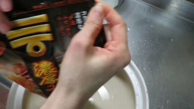 【濃厚みそ鍋つゆ：ミツカン】を買ってみた。パッケージと中身はこんな感じでした。