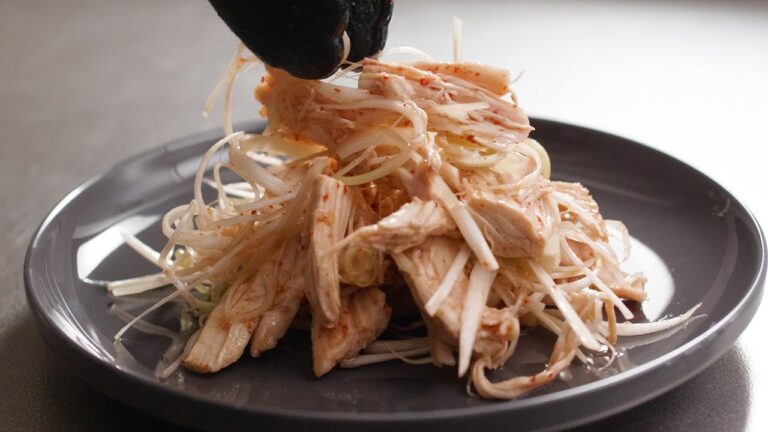 【長ねぎと鶏むね肉のピリ辛和え】レンチンで簡単に作るサラダチキンでおつまみにピッタリ！
