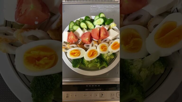 （盛り付け下手な）色とりどりのサラダ♪ 【（4毒抜きの）セラピスト飯】　#shorts  #サラダ 　#ランチ 　#salad   #lunch