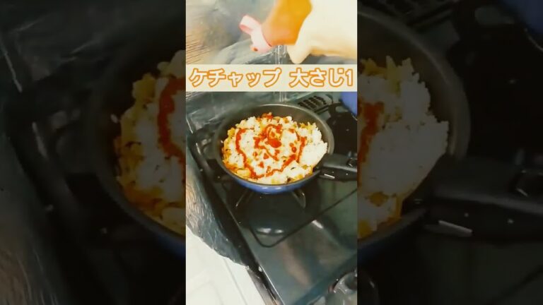 【簡単】レンジで簡単✨卵を巻かなくてよいオムライス　ラップを敷いたお皿に溶き卵を流し込んでレンチンするとたまごシートができます　これをケチャップライスに乗せるとオムライスになります◎