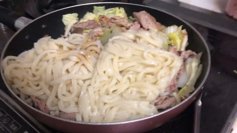 よく見えないけど、料理してます。バター醤油焼きうどん。