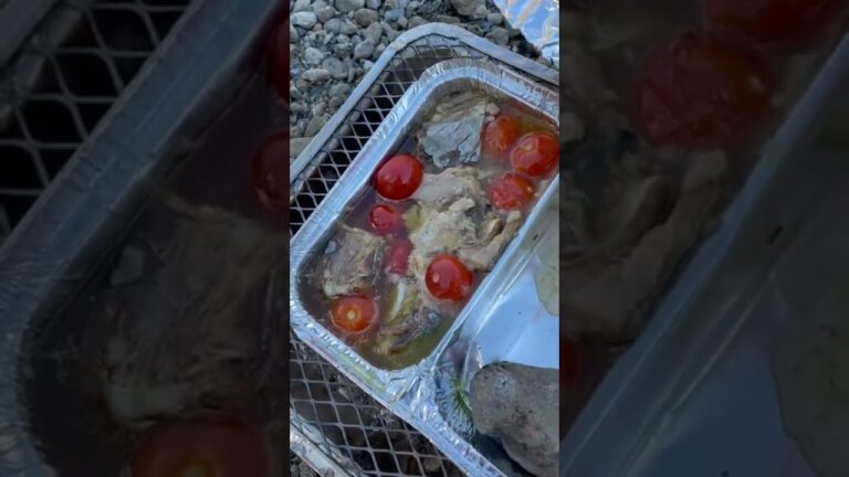 鯖缶とミニトマトのアヒージョを河原で作って食べました。