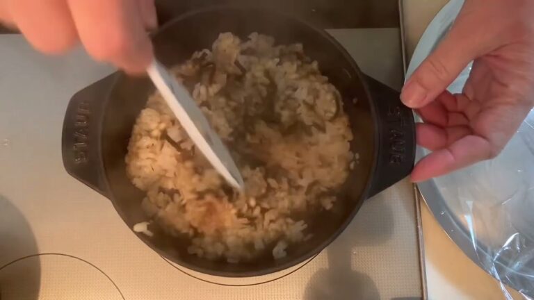 コンビニ風もち麦おにぎり（ストウブ炊き込み　もち麦ごはん）