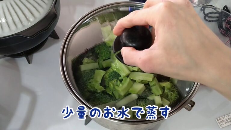 ブロッコリーとほうれん草のごま酢和え作るよ。