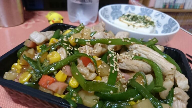 【青椒肉絲って言いたい豚肉ピーマン炒め丼🍚】豚肉ピーマンじゃがいもコーン人参ブロッコリーかまぼこの具沢山どんぶり喰らう❗
