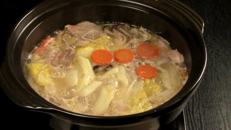 【ごちまる】刻みねぎと白菜の蒸し白湯鍋