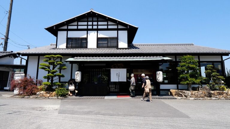 かつ丼！カレーうどん！常連が殺到するポツンとロードサイドうどん屋丨Japanese Street Food