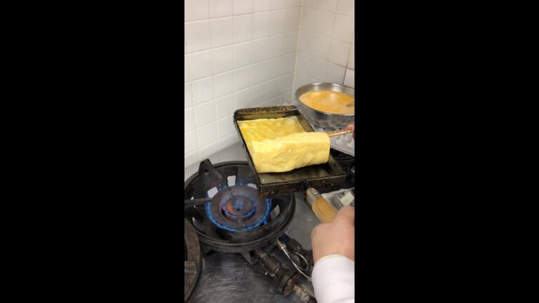 【和食料理】京都の和食料理人が作るだし巻き卵（京巻き）#shorts