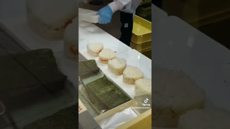 [食べ歩き]　熟練者の明太子おにぎりの作り方