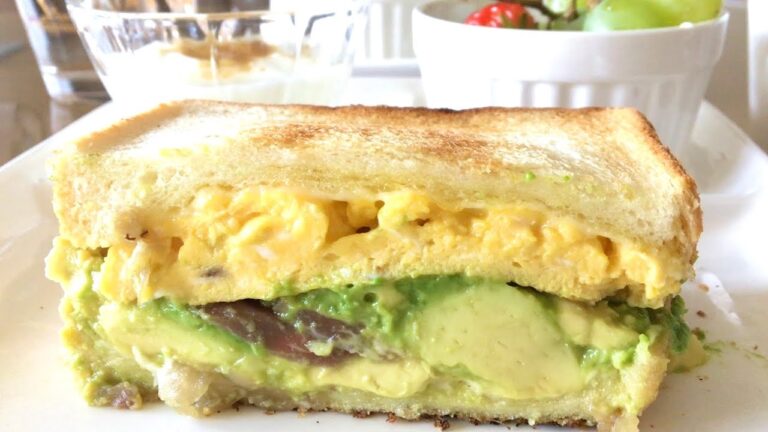 アボカド・生ハム・玉子トーストサンドイッチ Toast Sandwiches with Avocado, Prosciutto and Eggs