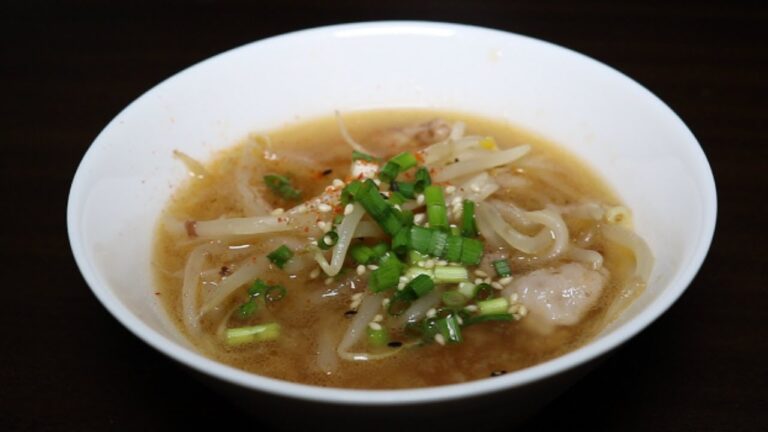 【一人暮らし男の自炊】体の芯からあったまる！冬におすすめ豚もやしスープ【簡単料理レシピ】