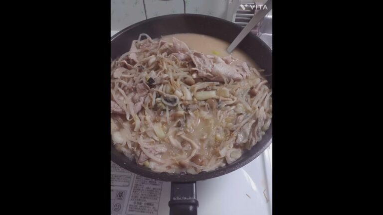 モヤシだらけの節約豚汁 #低所得 #食べるの大好き #健康 #節約 #自炊 #健康オタク #お家ご飯 #美容 #野菜たっぷり #きのこ #豚汁