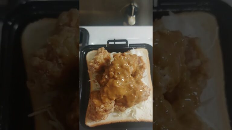 唐揚げ棒と濃厚ごまだれでホットサンドしたら美味すぎた#shorts #料理 #food #ホットサンド #からあげ#セブンイレブン