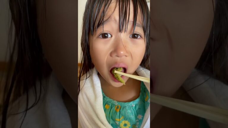 まりちゃんはゴーヤは食べられるかな？😂　まりちゃんいずちゃんチャンネル　#shorts