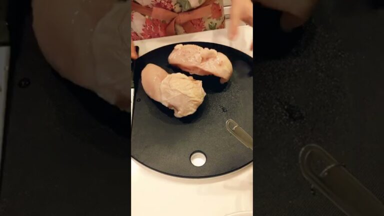 🍳梅干しで一品★鶏むね肉と相性抜群♡サッパリしっとりおいしい！😋【不器用な私が作る簡単で美味しい料理編】#shorts