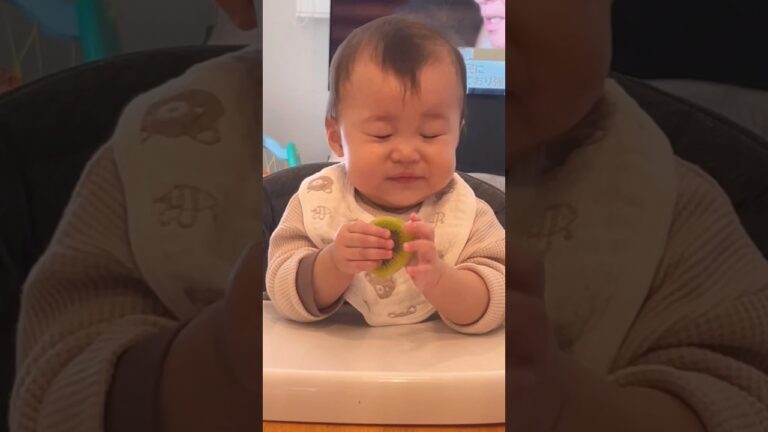 初めてキウイを食べた赤ちゃんの反応🤣#shorts#離乳食 #キウイ#果物