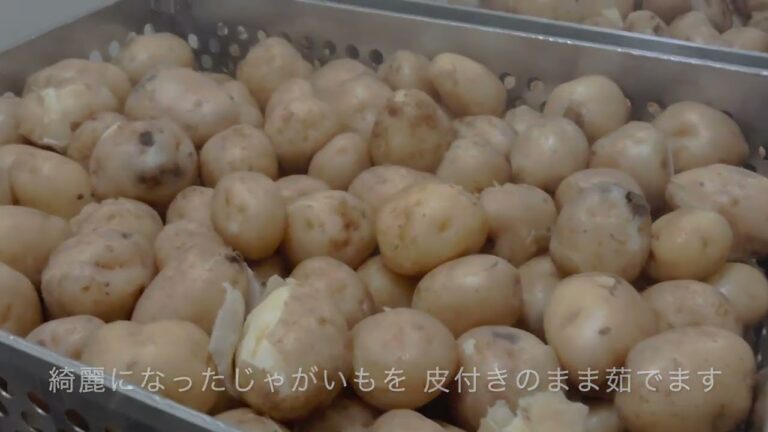 デリカセンターでじゃがいもを洗う様子