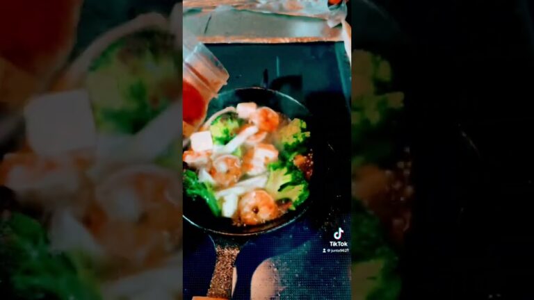 海老とブロッコリーのアヒージョ🦐🥦#キャンプ飯 #キャンプ