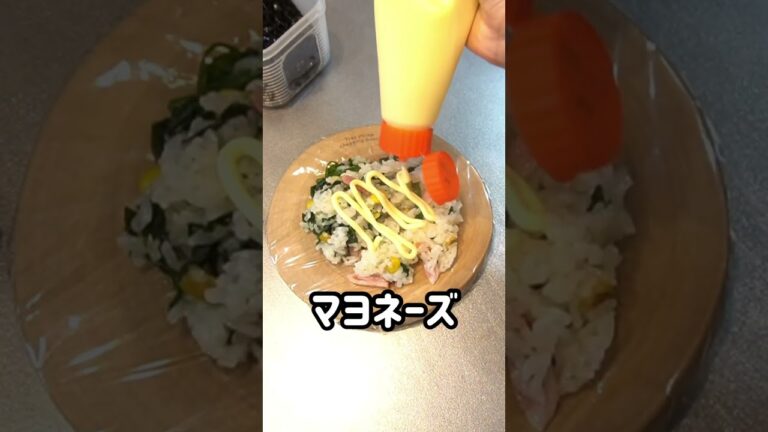 【ずぼら弁当】高菜ふりかけとしそ昆布/ ベーコン・ほうれん草・コーンのおにぎり