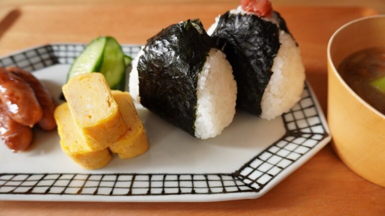 サンドイッチ　きな粉餅　鶏ひき肉の海苔揚げ　ラーメン　手羽先とエリンギ　おにぎり定食　きのことベーコンのサラダ